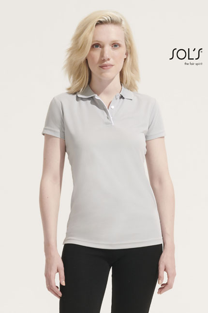 Performer Women - 01179POLO-SHIRTS / SOLSΓυναικείο αθλητικό πόλοΠεριγραφή:Το Πόλο Performer Women διαθέτει κοντά μανίκια και πατιλέτα με 3 κουμπιά στον ίδιο τόνο. Ακολουθεί ένα κομψό σχέδιο με λεπτομέρειες σε χρωματική αντίθεση στον γιακά, την πατιλέτα και τα πλαϊνά σκισίματα, κάνοντάς το ιδανικό για εξάχνωση (dye sublimation).  - Σύνθεση:Πολυέστερ Πικέ 180g/m² - 100% πολυέστερΙδανικό για εργαζόμενους σε επαγγελματική ένδυση σε χώρους όπως εστιατόρια, καταστήματα ή εκδηλώσεις. Το υλικό του προσφέρει άνεση και ανθεκτικότητα, ενώ οι διαφορετικές διαθέσιμες χρωματικές επιλογές επιτρέπουν αρκετή ευελιξία. Η δυνατότητα προσαρμογής μέσω εκτυπώσεων με λογότυπα ή μηνύματα του πελάτη καθιστά το μπλουζάκι αυτό ιδανικό για ομάδες και εταιρείες που επιθυμούν να ενισχύσουν την παρουσία τους. Για περισσότερες πληροφορίες σχετικά με τις εκτυπώσεις και τις διαθέσιμες επιλογές, επικοινωνήστε μαζί μας.